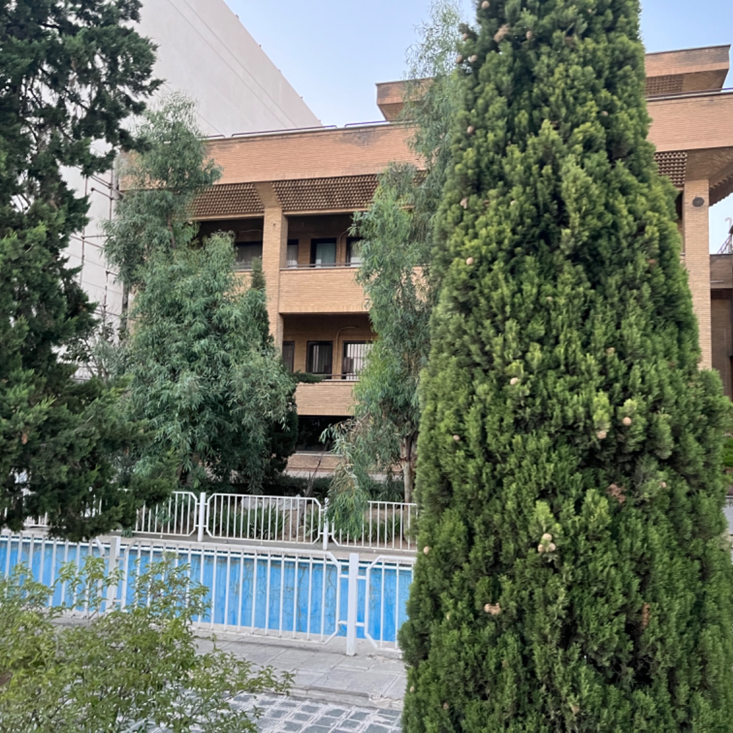 ١٢٠٠ متر زمين ١٠٠٠ متر بنا