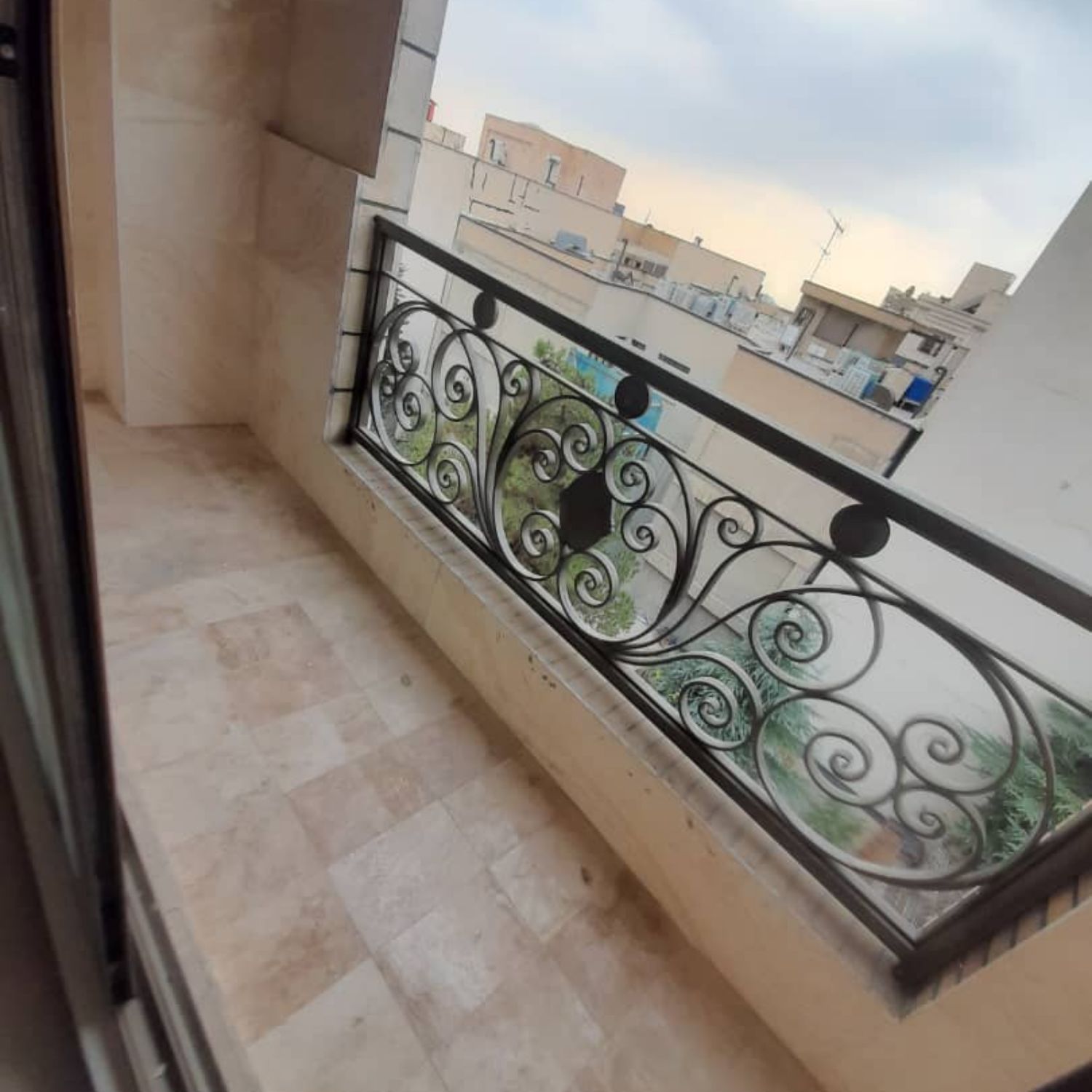 جردن نوساز زیر قیمت 137 متر 2 خواب 2 پارکینگ